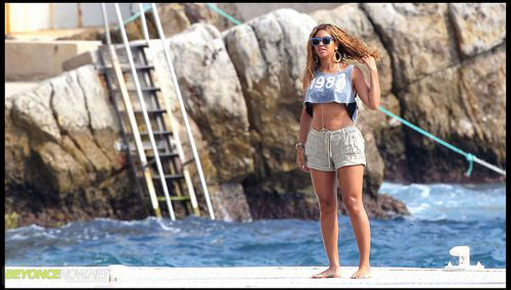 Beyonce knowles exponiendo su sexy cuerpo en bikini y bonitas fotos con falda arriba
 #75333451