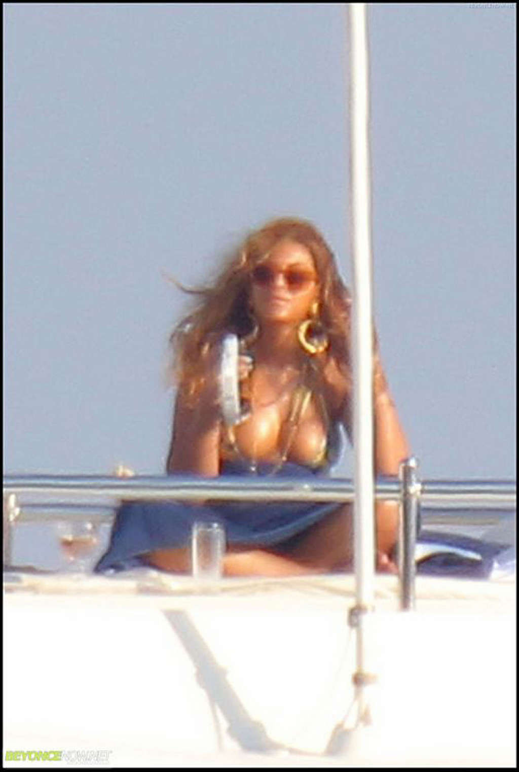 Beyonce Knowles entblößt sexy Bikini Körper und schöne upskirt Fotos
 #75333456