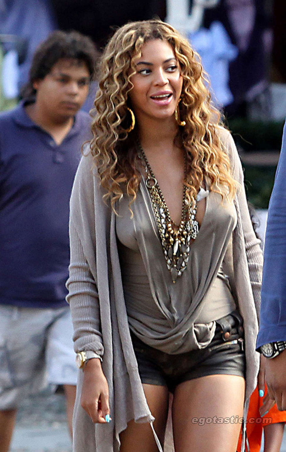 Beyonce knowles exponiendo su sexy cuerpo en bikini y bonitas fotos con falda arriba
 #75333515