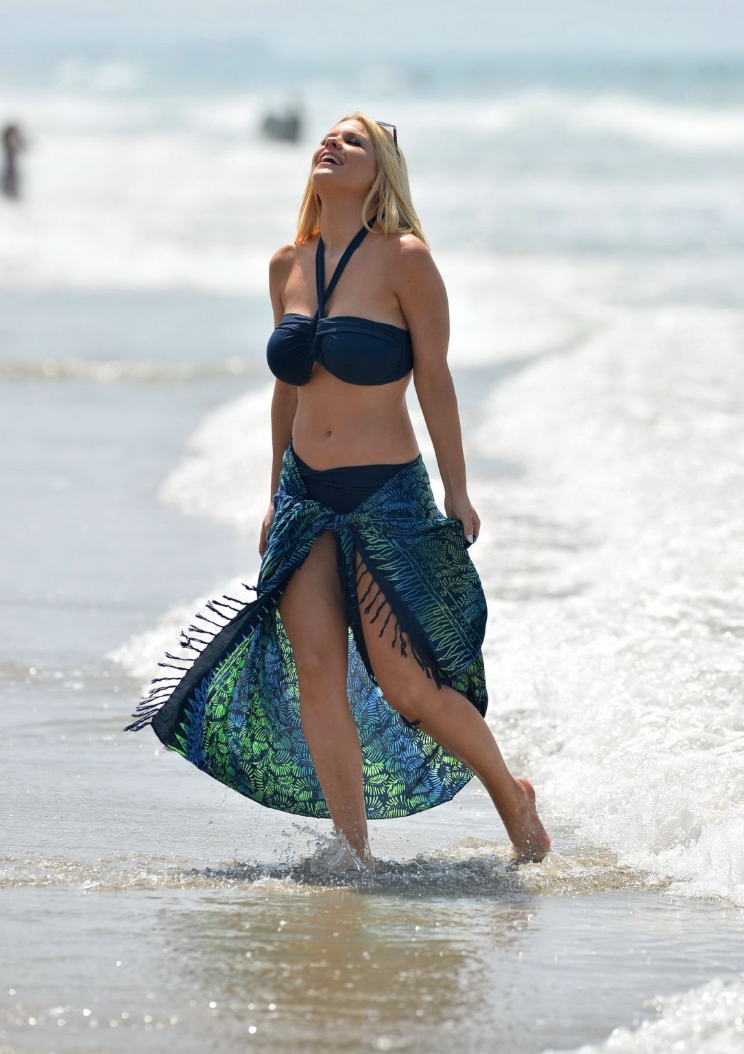 Carrie Keagan zeigt ihren kurvigen Bikinikörper bei einem Fotoshooting am Strand in 
 #75221792