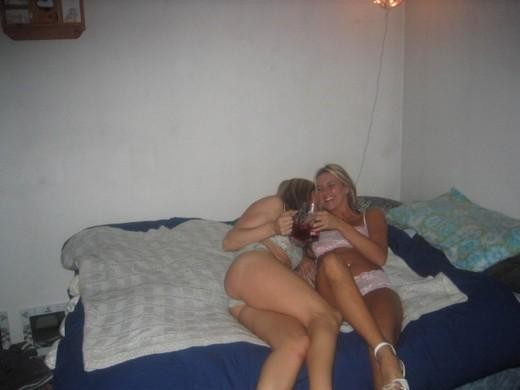 レズビアンのアマチュアガールフレンドが舐めたりキスしたりしています。
 #77091652