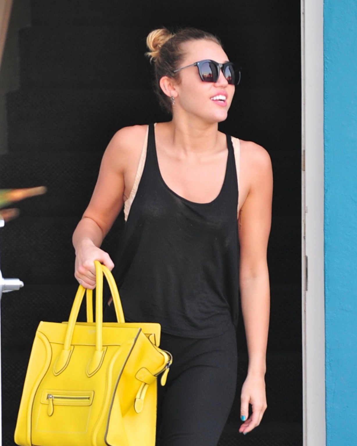 Miley cyrus pico de sujetador saliendo de una clase de pilatess en los angeles
 #75272743