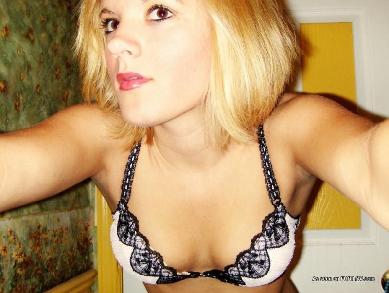 Rubia pequeña y caliente posando en lencería
 #68071214