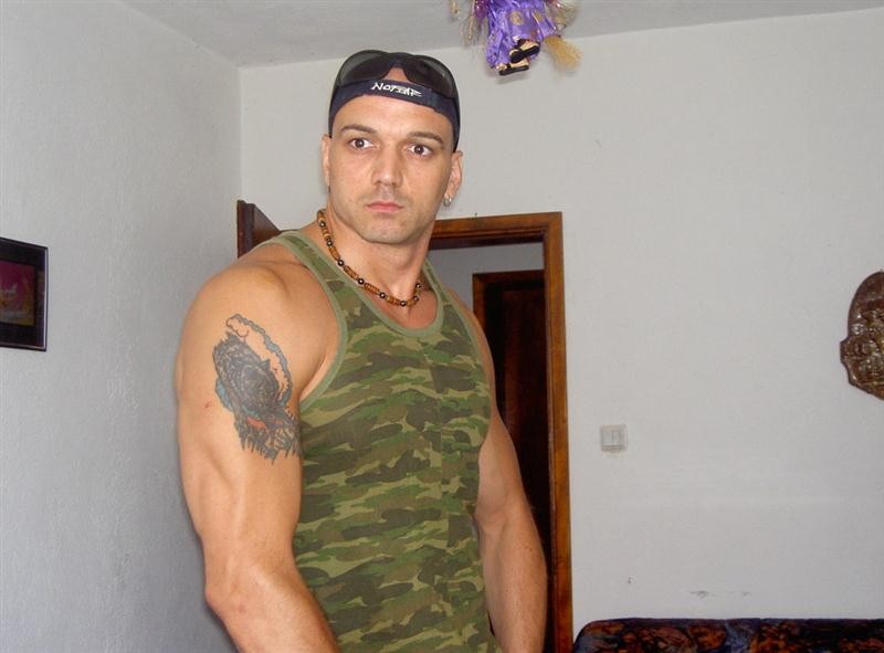 Bulgarischer Hunk zeigt seinen ungeschnittenen Schwanz
 #76944454