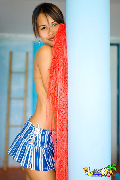 Lily Koh, la coquette, montre son corps délicat d'asiatique.
 #69997860
