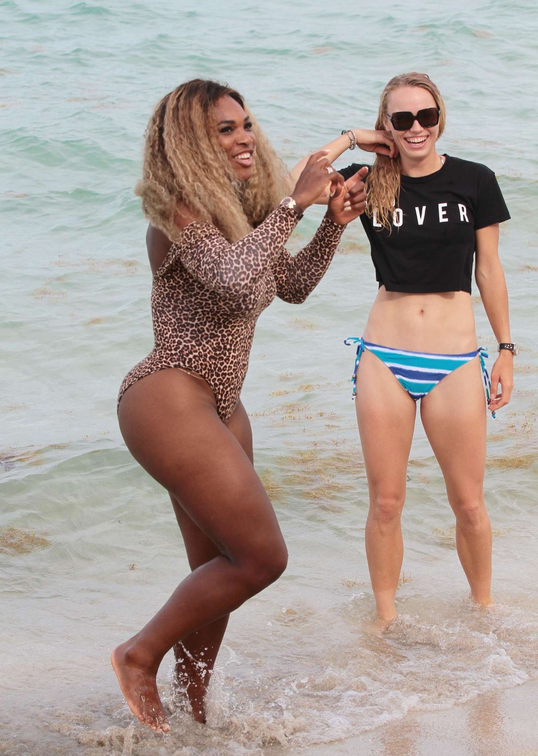 Serena Williams zeigt ihren kurvigen Körper in einem Leopardenprint-Badeanzug auf einer b
 #75194761