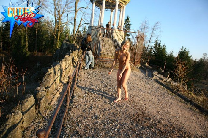 Une jeune blonde joue avec sa fente dans le parc de la ville.
 #71565203