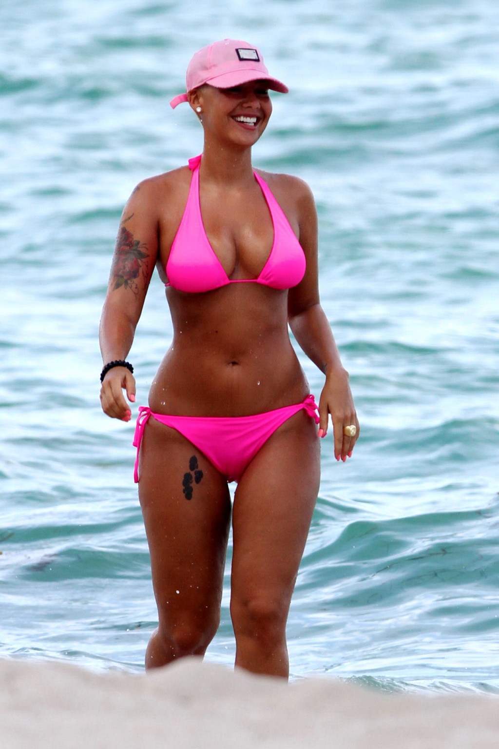 Amber rose en bikini rose sur la plage de miami.
 #75338314