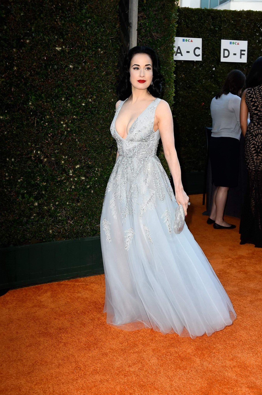 Dita von teese mostrando enorme escote en la gala moca 2015 en la
 #75162146