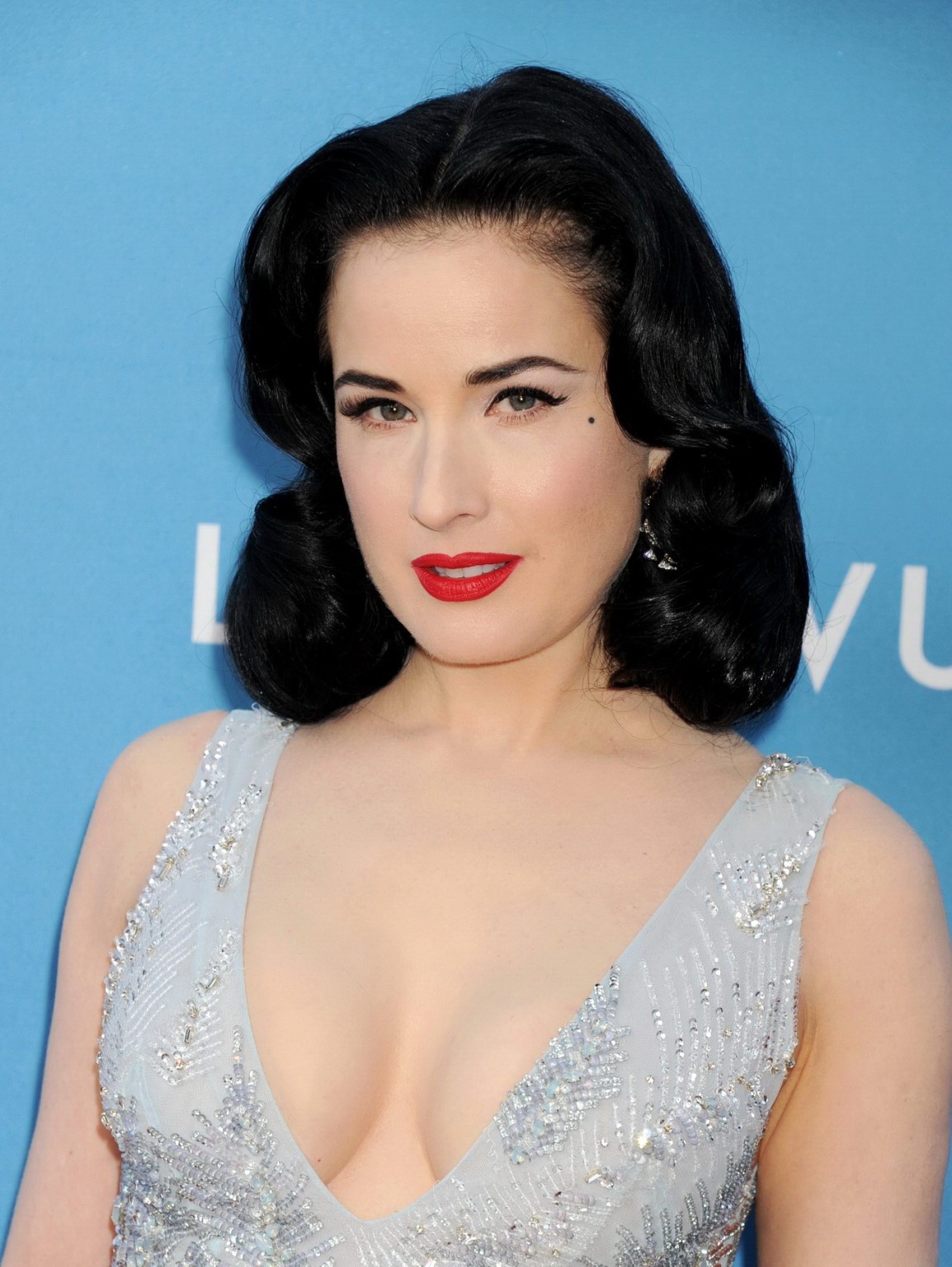 Dita von teese montrant un énorme décolleté au gala de la moca 2015 à la.
 #75162166