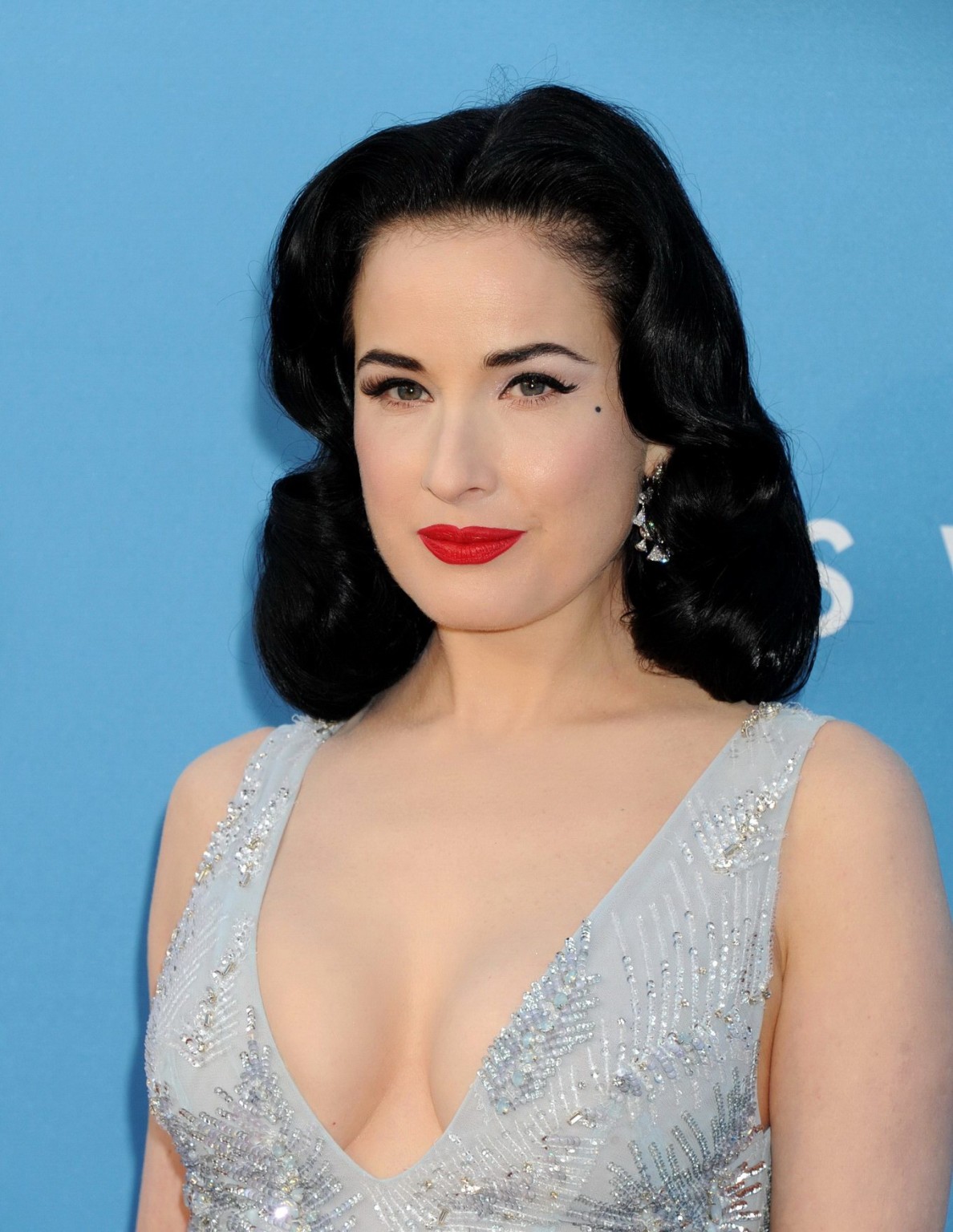 Dita von teese montrant un énorme décolleté au gala de la moca 2015 à la.
 #75162178