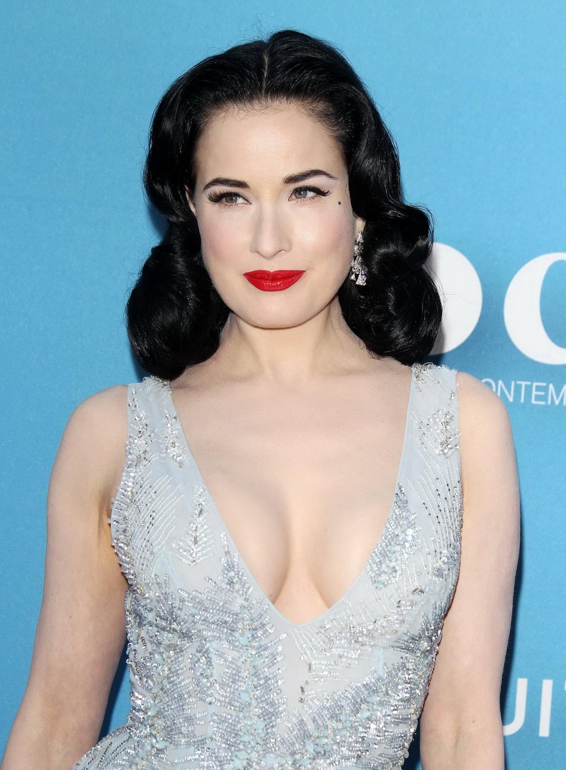 Dita von teese montrant un énorme décolleté au gala de la moca 2015 à la.
 #75162192