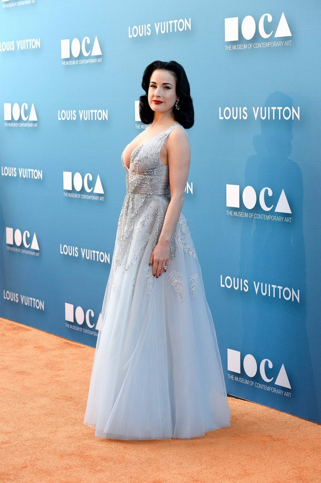 Dita von teese montrant un énorme décolleté au gala de la moca 2015 à la.
 #75162222