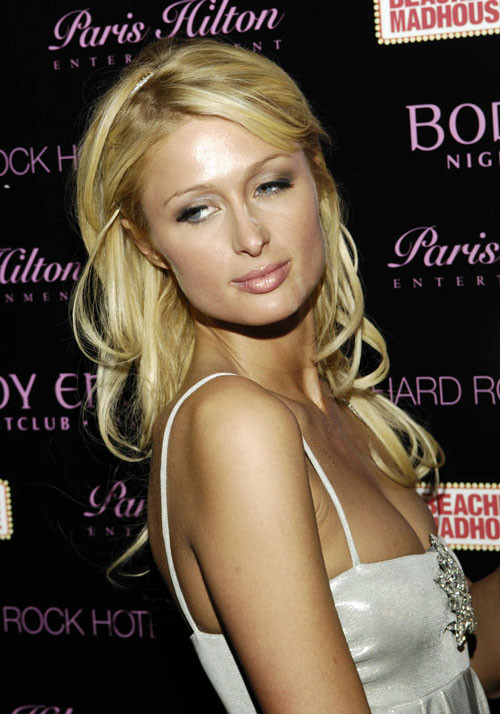 Paris Hilton esposto le sue tette e in posa sexy in mini gonna
 #75439130