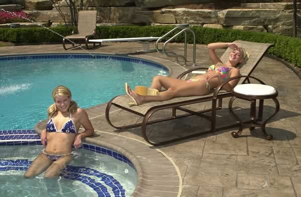 Dos rubias lesbianas en una piscina
 #70703546