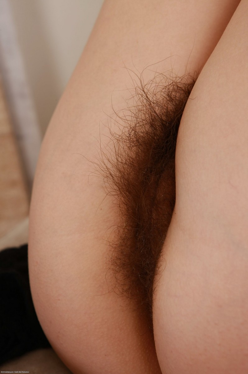 Hairy natural amateur Kristina spreading muff #68112586