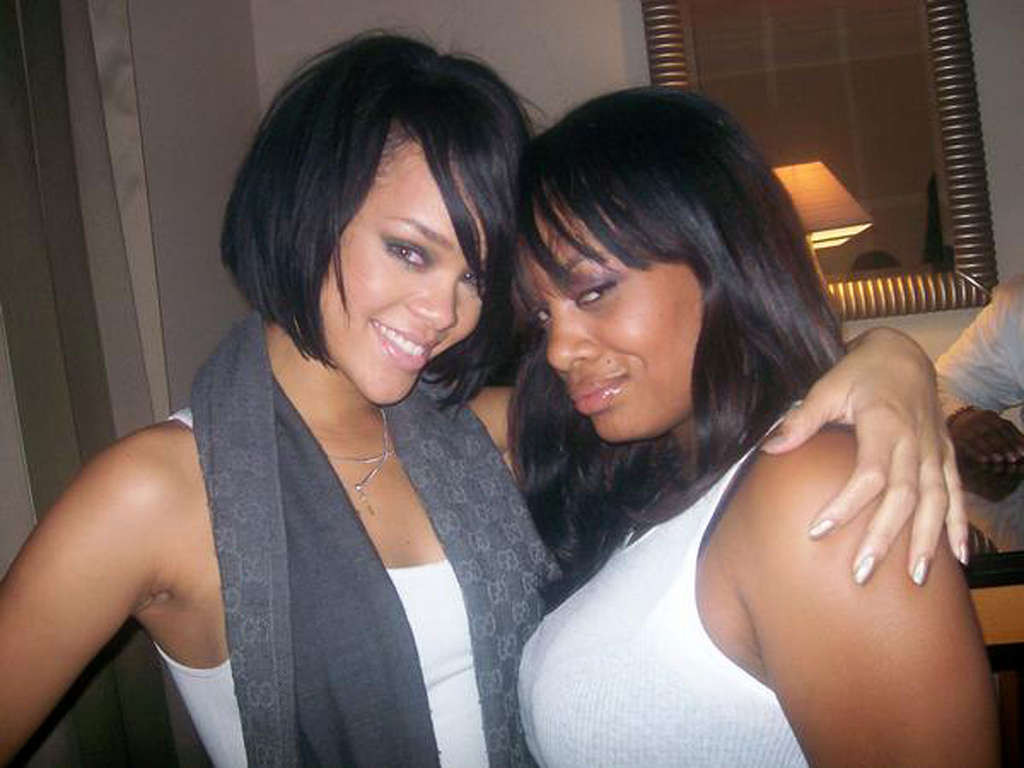 Rihanna est très sexy sur ses photos personnelles et expose ses seins en transparence.
 #75366401