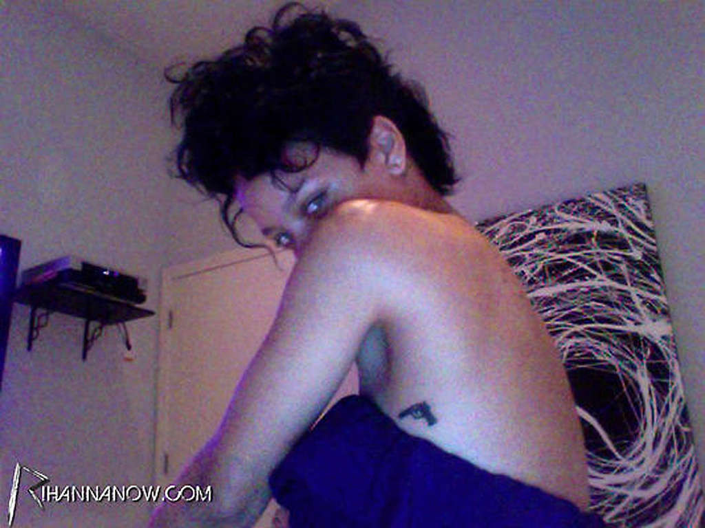 Rihanna est très sexy sur ses photos personnelles et expose ses seins en transparence.
 #75366477