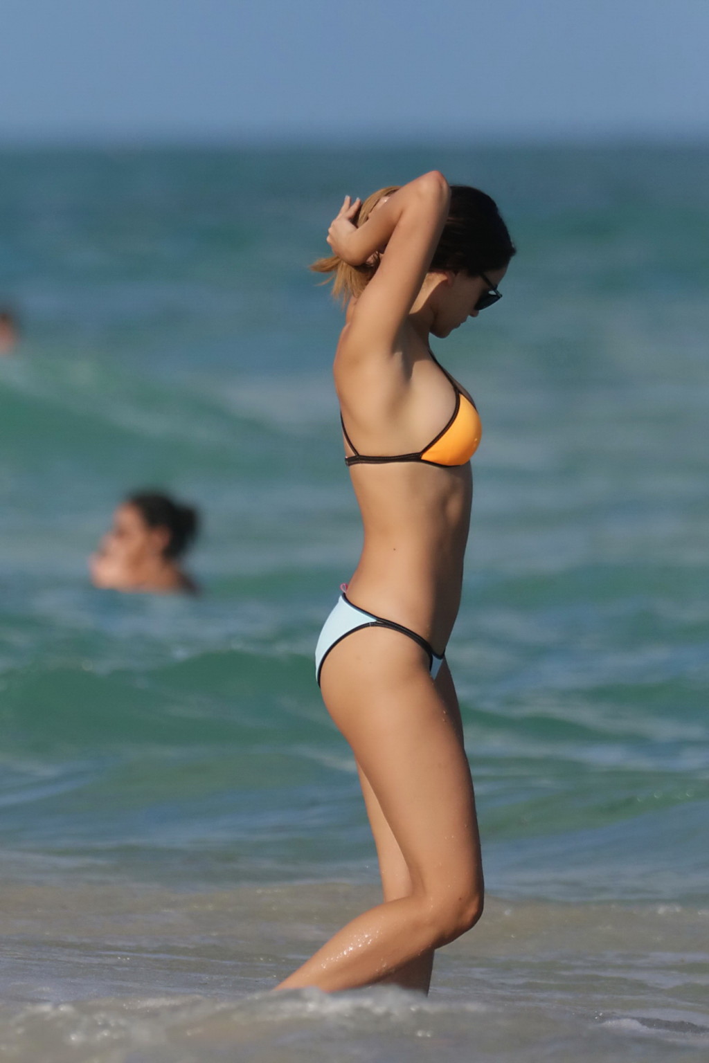 マイアミのビーチで小さなビキニを着たエイザ・ゴンザレスのバスト
 #75149679