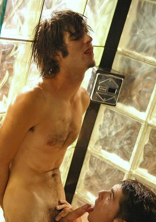 Pollas gruesas chupando, follando y corriéndose en un baño
 #76926392