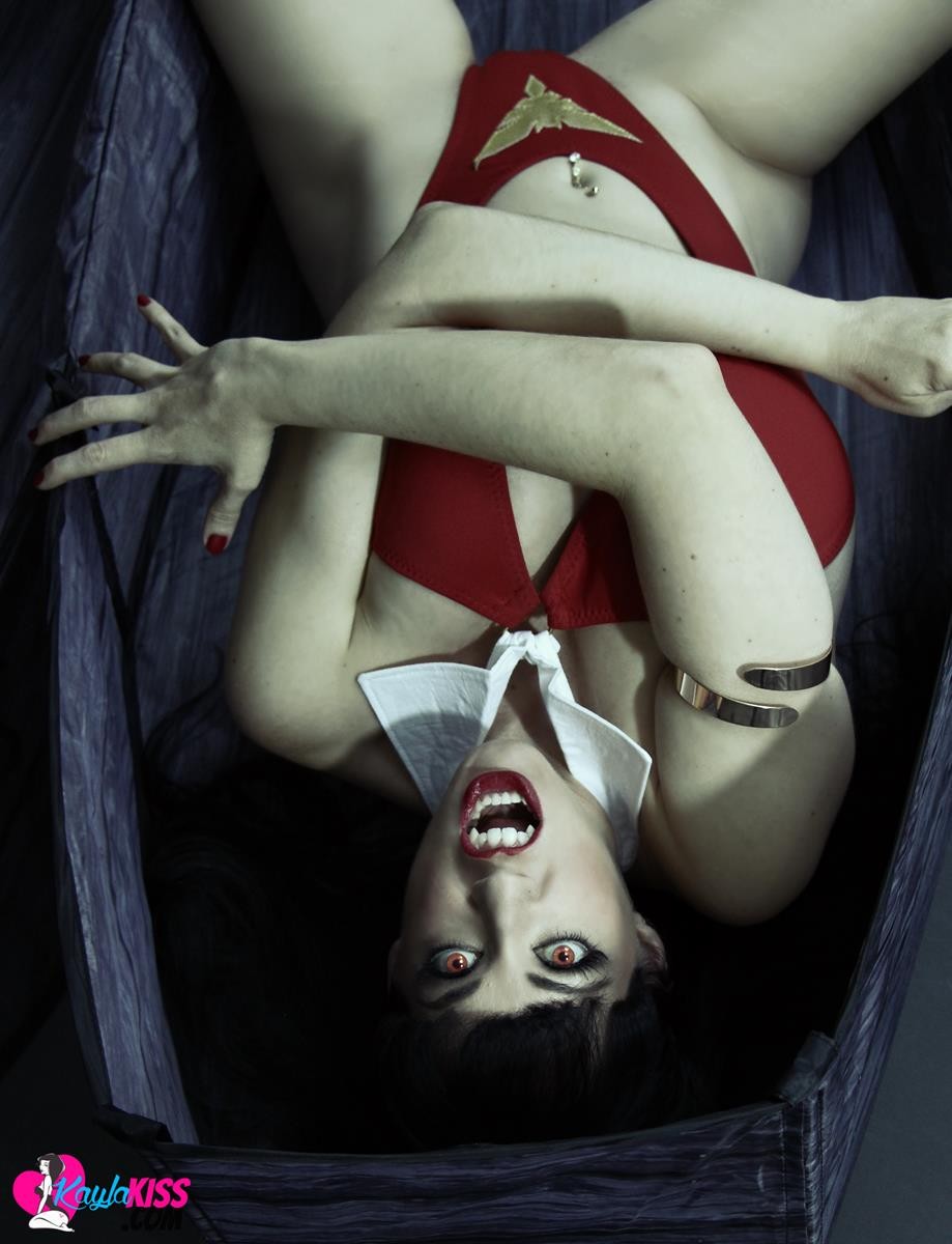 Kayla mostra il suo lato oscuro come vampirella
 #72393300