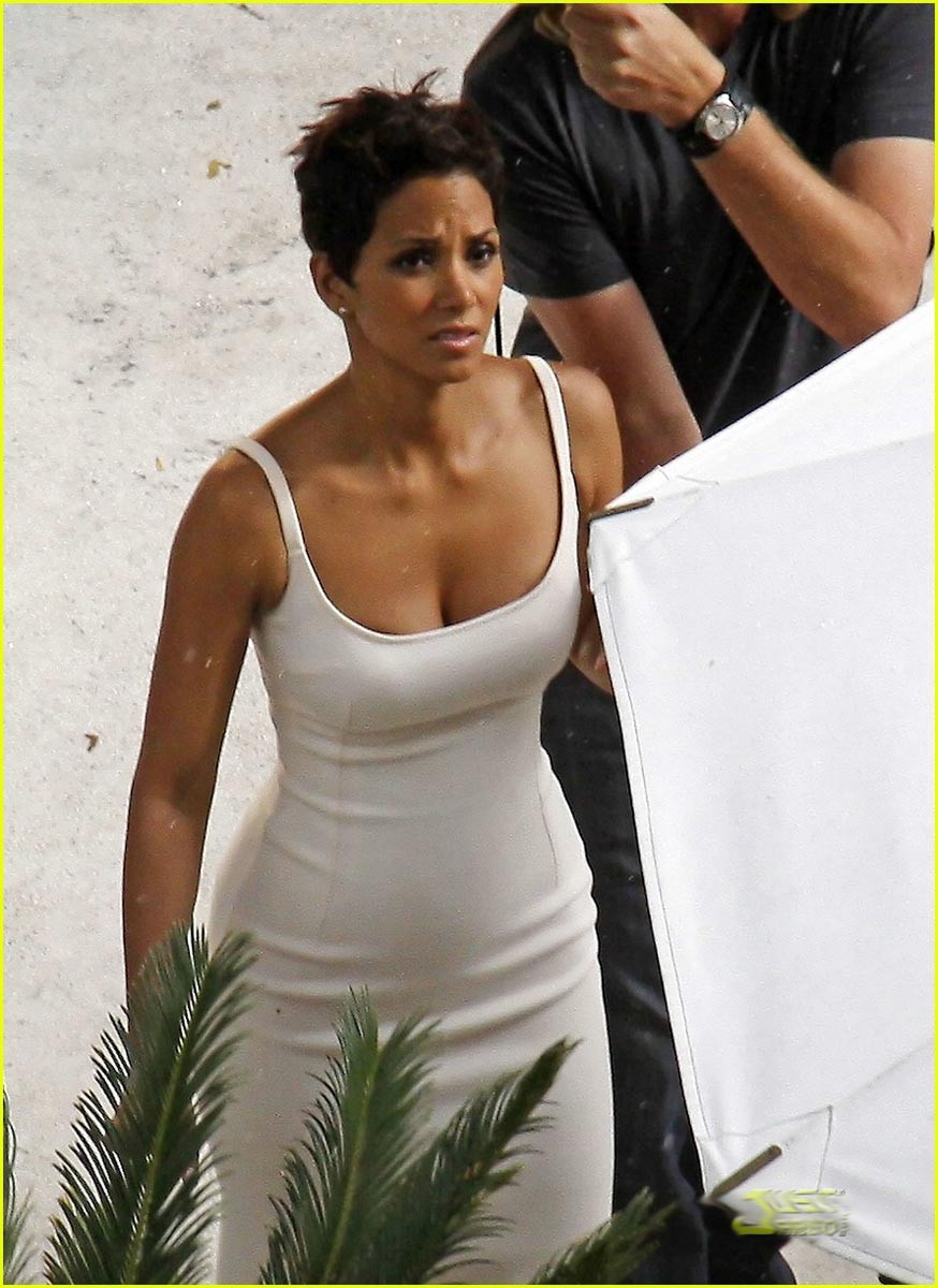 Halle Berry kissing a black and nice cleavage #75393550