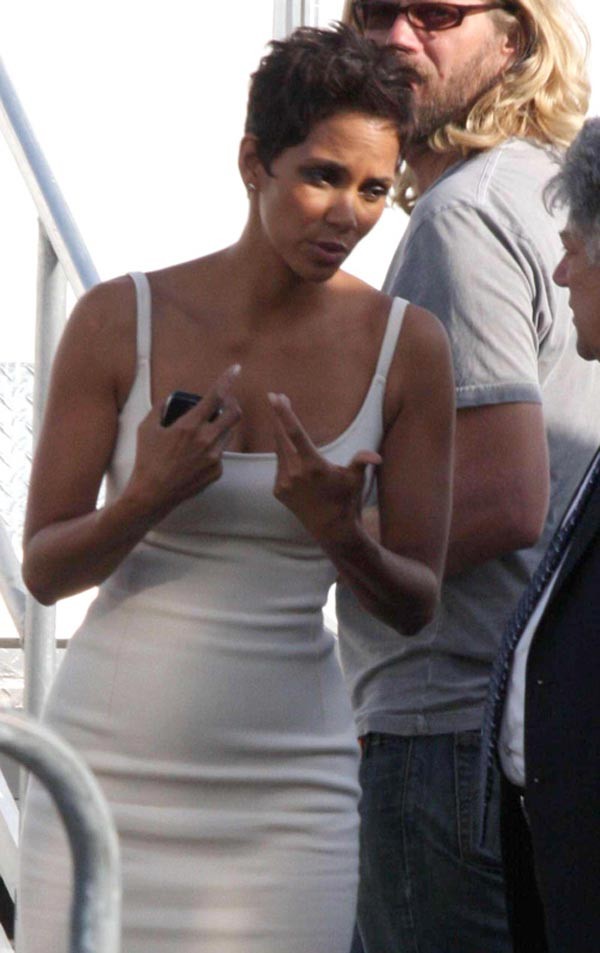 Halle berry besando a un negro y con un bonito escote
 #75393553