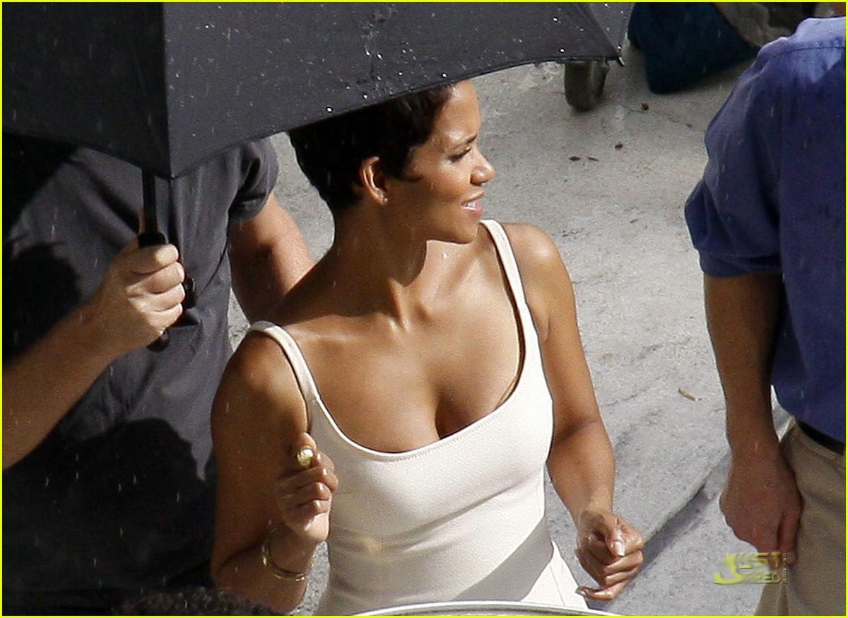 Halle Berry kissing a black and nice cleavage #75393567