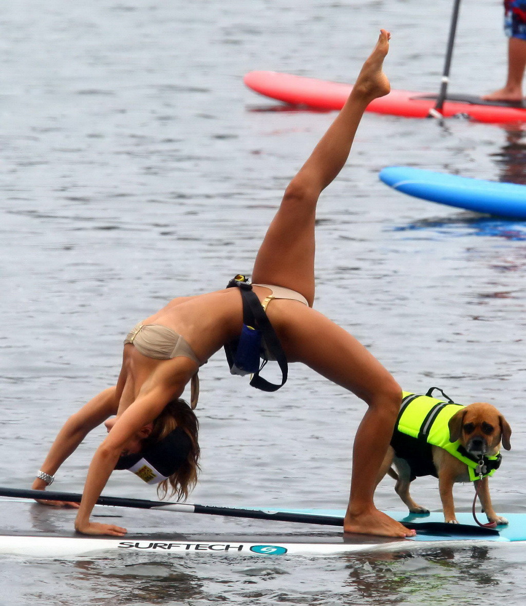 Leilani dowding nip slip mentre facendo ponte su un paddle board in Malibu
 #75223755