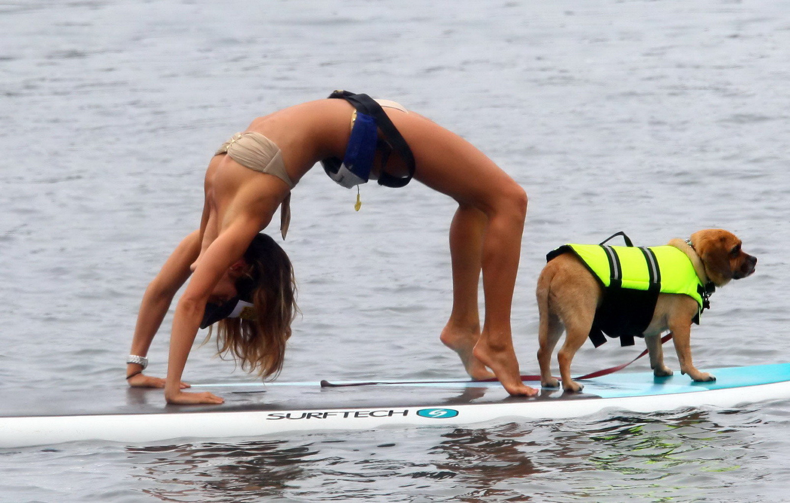 Leilani dowding nip slip mentre facendo ponte su un paddle board in Malibu
 #75223771