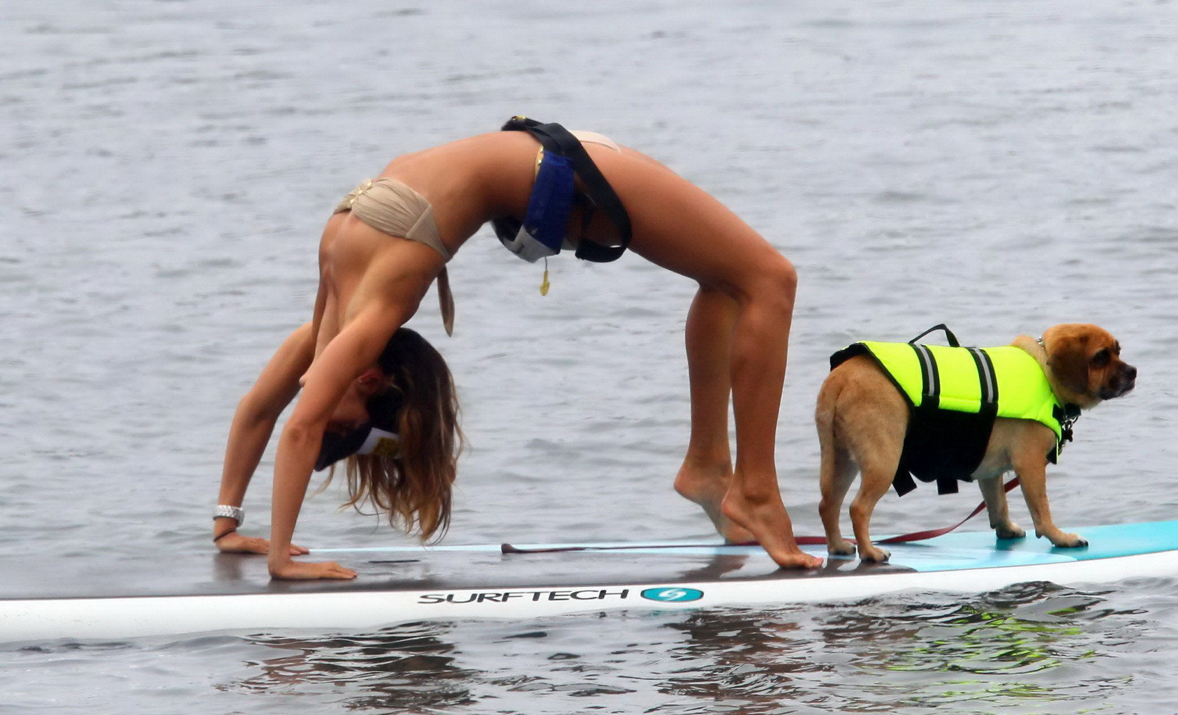 Leilani dowding nip slip mentre facendo ponte su un paddle board in Malibu
 #75223776