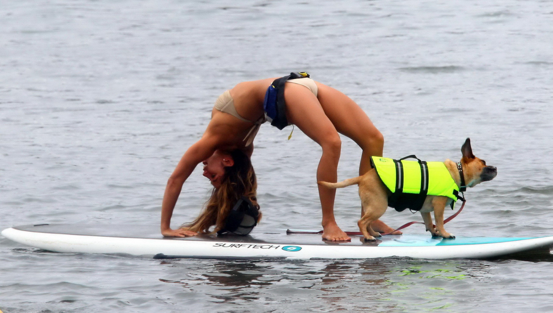 Leilani dowding nip slip mentre facendo ponte su un paddle board in Malibu
 #75223792
