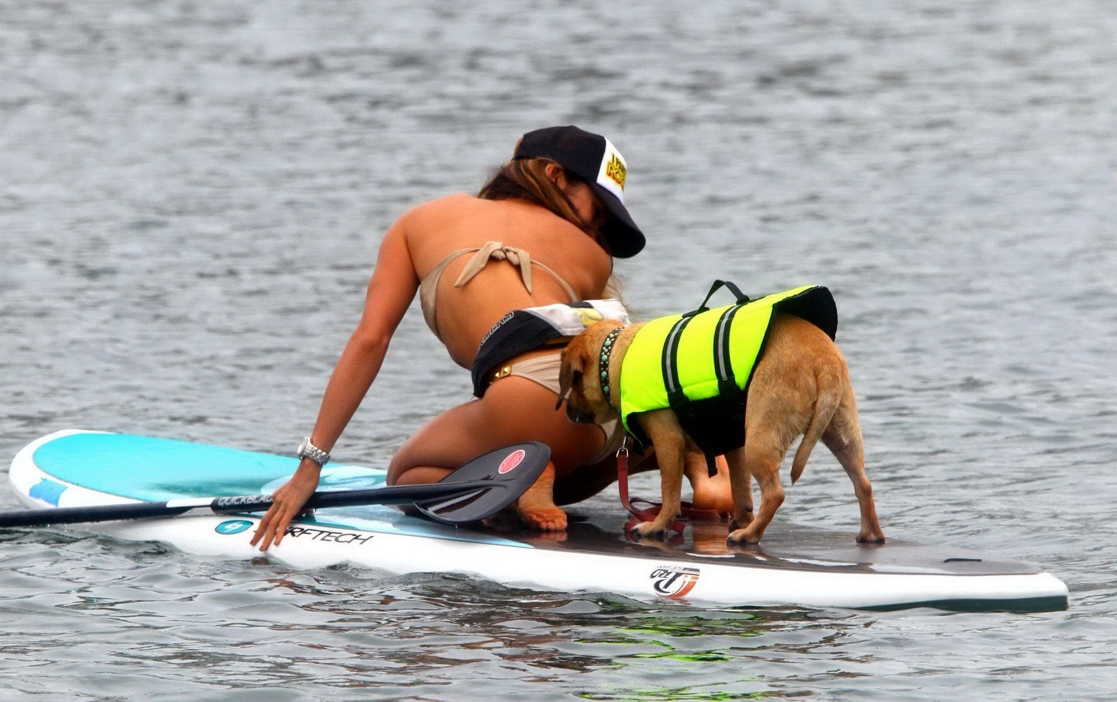 Leilani dowding nip slip mentre facendo ponte su un paddle board in Malibu
 #75223804