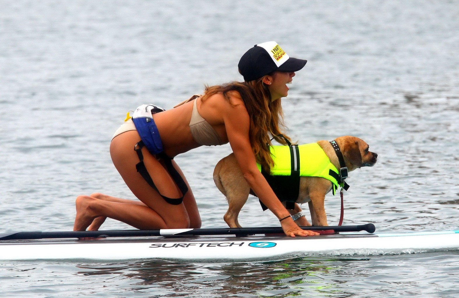 Leilani dowding nip slip mentre facendo ponte su un paddle board in Malibu
 #75223823