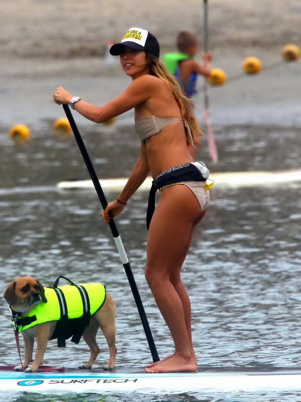 Leilani dowding nip slip mentre facendo ponte su un paddle board in Malibu
 #75223850