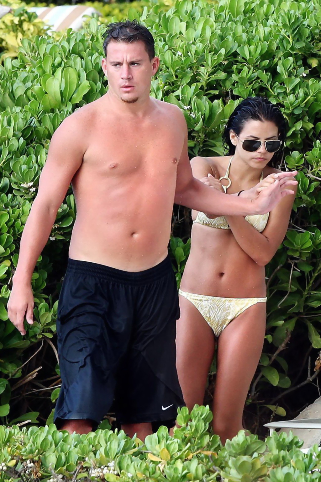 Jenna Dewan trägt einen Bikini mit Zebradruck am Strand von Hawaii
 #75248476