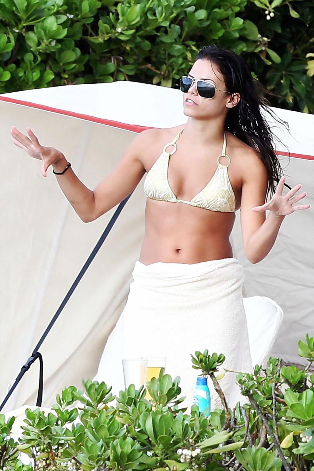 Jenna Dewan trägt einen Bikini mit Zebradruck am Strand von Hawaii
 #75248502