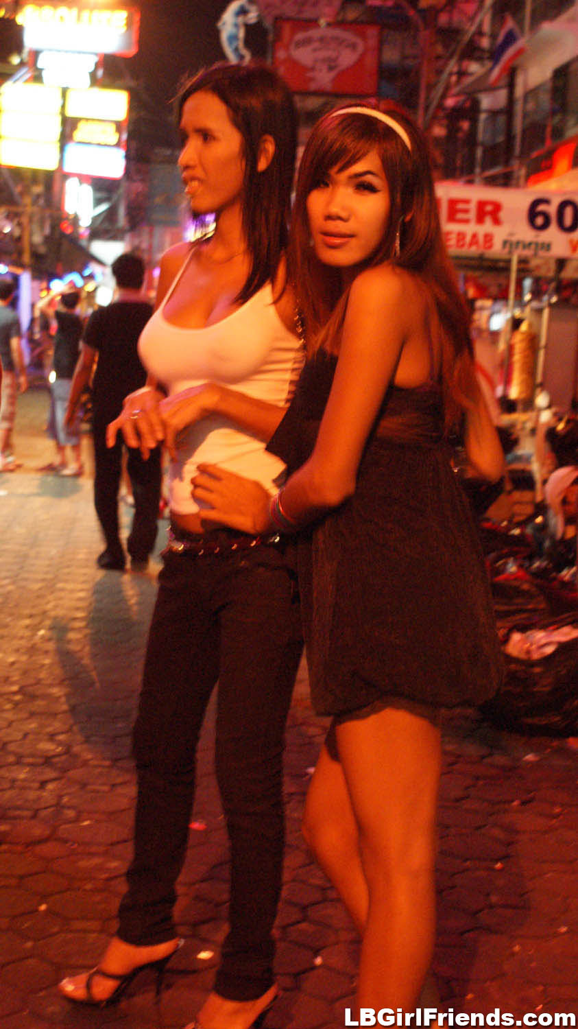 Echte Bangkok Shemale Freundinnen in der Öffentlichkeit
 #77105947