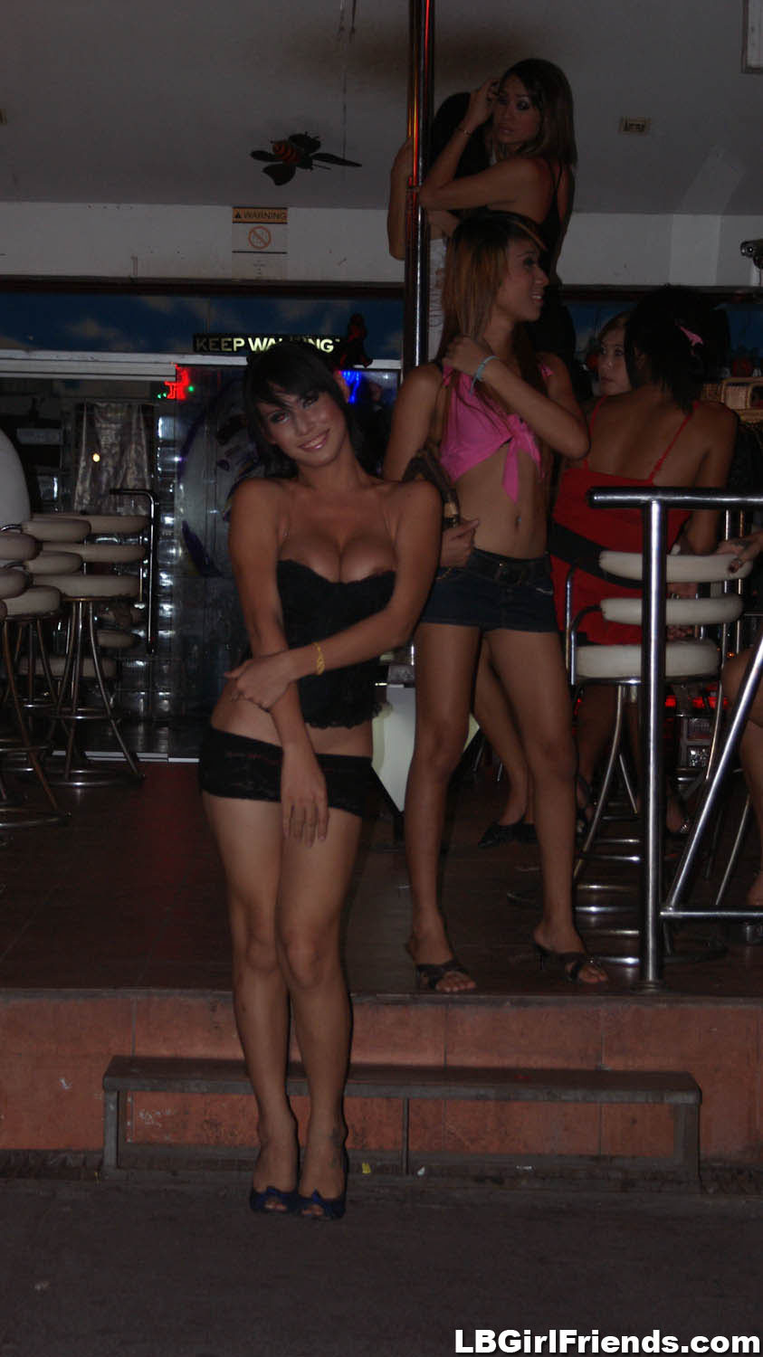 Echte Bangkok Shemale Freundinnen in der Öffentlichkeit
 #77105955