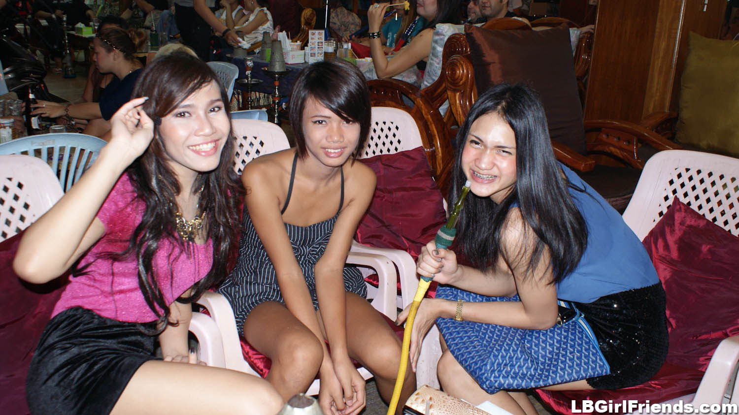 Echte Bangkok Shemale Freundinnen in der Öffentlichkeit
 #77105979