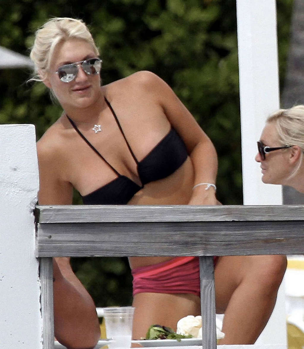Brooke Hogan mostra le mutandine e sembra molto sexy in bikini
 #75349912