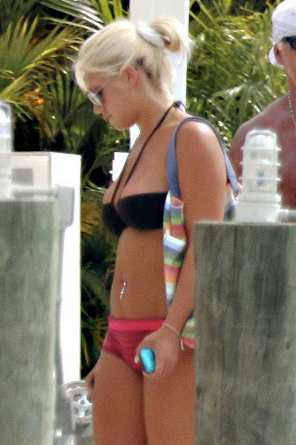 Brooke Hogan mostra le mutandine e sembra molto sexy in bikini
 #75349916