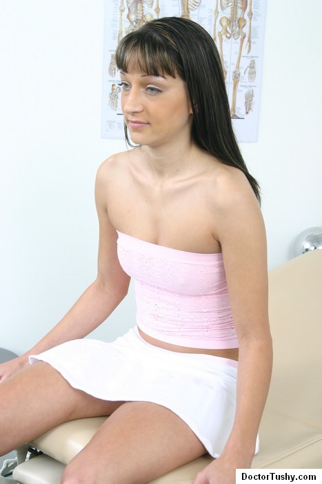 Enfermera sexy dando examen ginecológico en el hospital
 #69258849