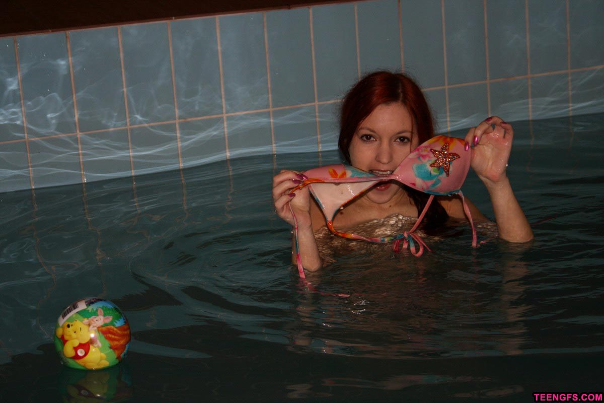 Jeune en bikini se déshabillant dans la piscine et montrant son rose
 #73179283