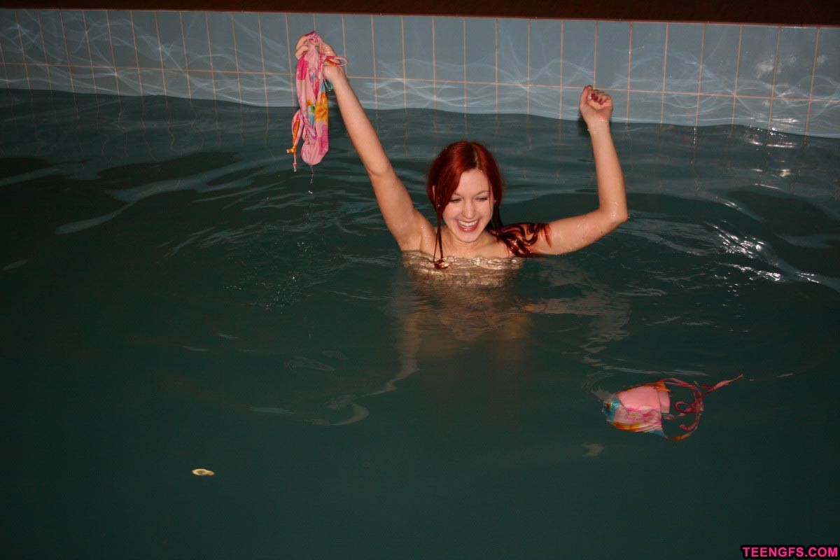 Jeune en bikini se déshabillant dans la piscine et montrant son rose
 #73179299