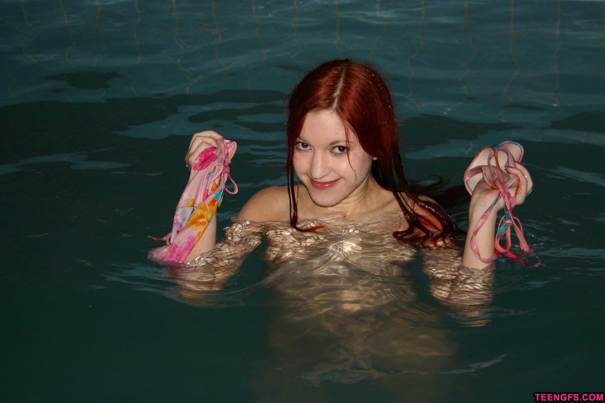 Joven en bikini se desnuda en la piscina y muestra el color rosa
 #73179304