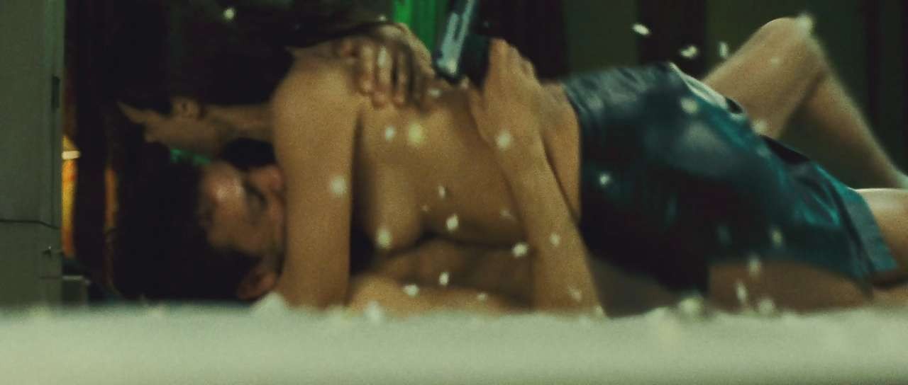Monica bellucci baise fort contre un mur et expose ses seins
 #75280076