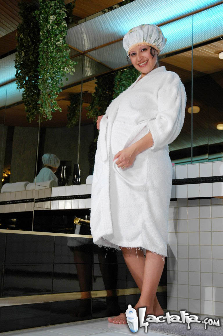 Une fille enceinte de huit mois se rasant dans la baignoire
 #76496114