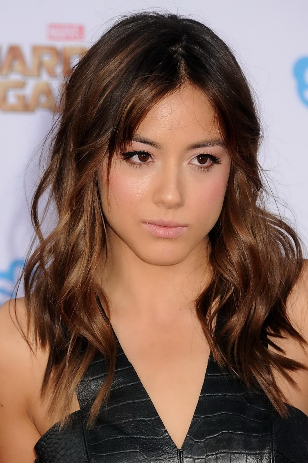 Chloe bennet en buste dans un débardeur et une jupe en cuir noir aux Gardiens de la Terre 
 #75189973