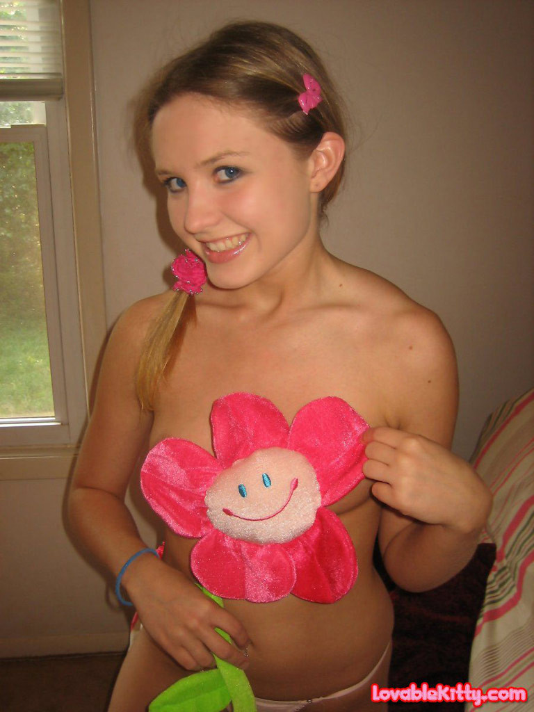 Gatito adorable y su flor falsa
 #68494629